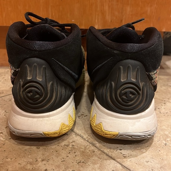 NIKE high tops- Kyrie Standing Rock - Picture 4 of 4